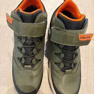 Geox Boys Olive and Orange waterproof boots size 40 EU (US 7-7.5)